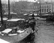 821073 Afbeelding van schepen in de Eem te Amersfoort, tijdens een sneeuwbui, vanaf de Kleine Koppel, met op de ...